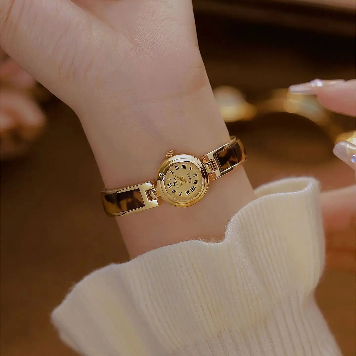 ساعة يد نسائية أنيقة جديدة لعام 2025 بسوار عتيق وساعات كوارتز ذهبية فرنسية راقية هدية للنساء