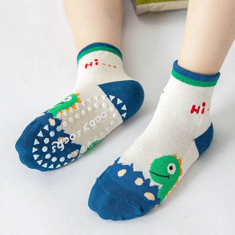 5 Paar rutschfeste Jungensocken mit niedlichem Dinosaurier-Cartoon-Muster, bequem, atmungsaktiv, für Kinder und Babys, Bodensocken für Frühling und Sommer – Detail 6