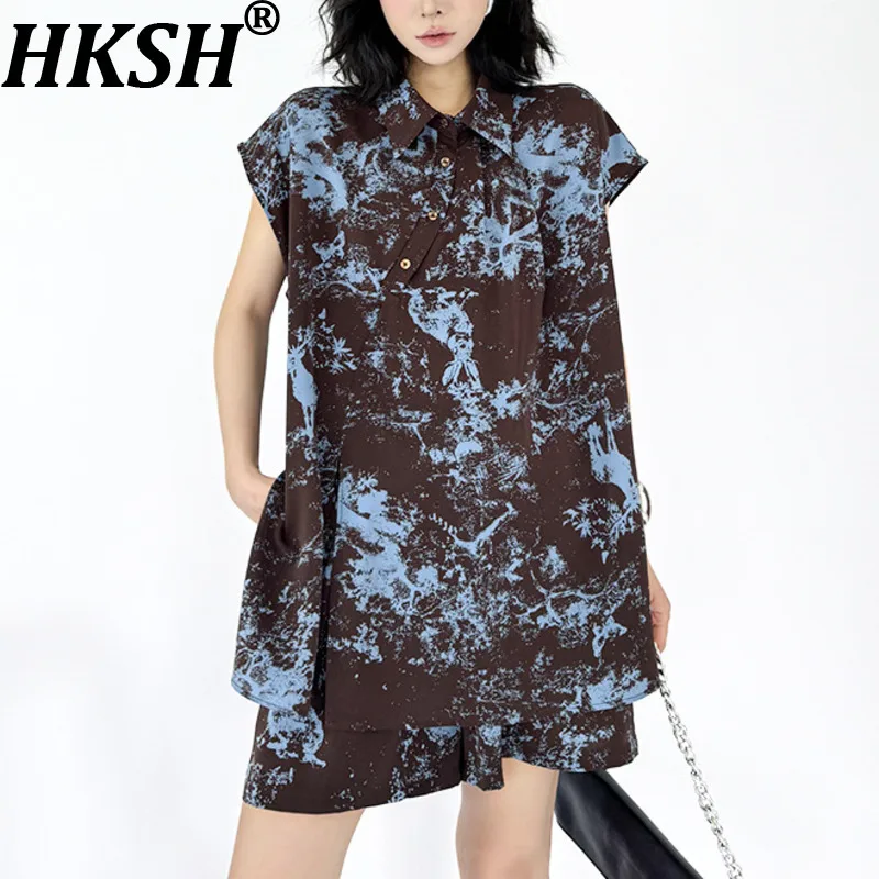 

HKSH Women Chic Two-piece Set Turn-down Collar Buttoned Pleated Short Sleeves Trendy Shirt Elastic Waisted Casual Shorts HK21555