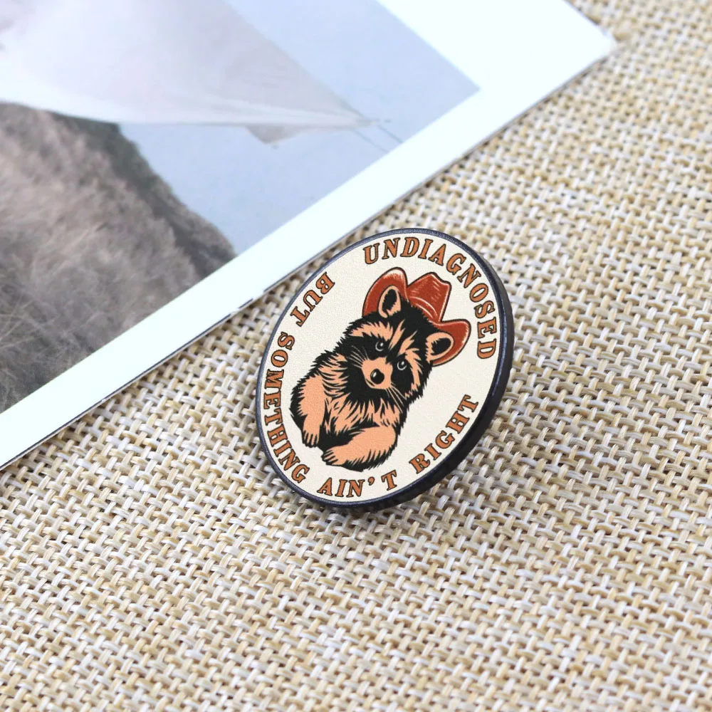 Lustige Waschbär-Emaille-Pin „Nicht diagnostiziert, aber irgendetwas stimmt nicht“ Brosche Niedlicher Cowboy Trash Panda Abzeichen Metall-Anstecknadel Schmuck Geschenk – Detail 7