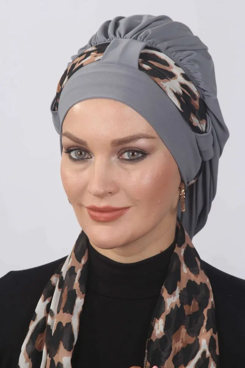 Drapierte leopard schal grau