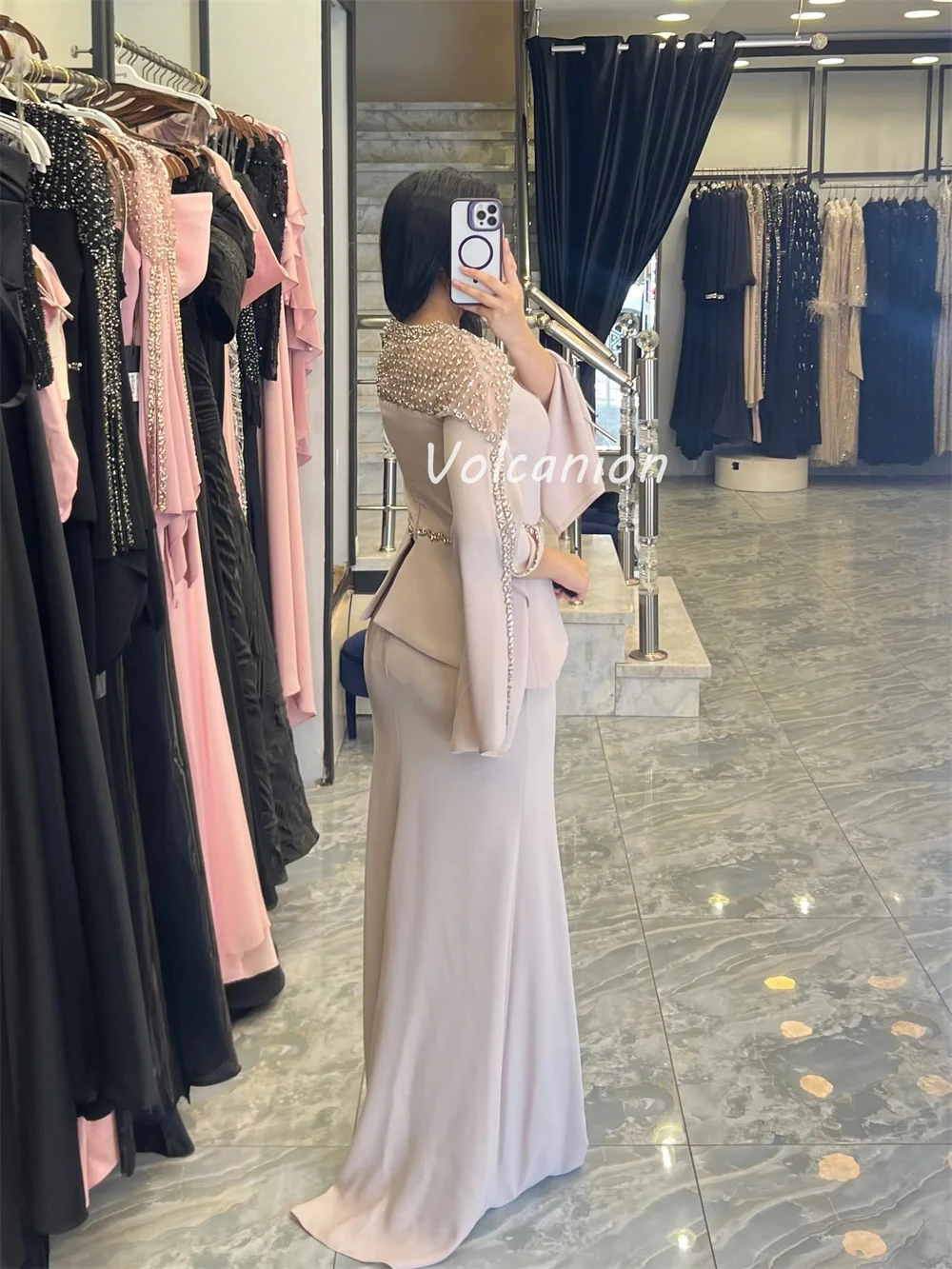 ที่กําหนดเองคุณภาพสูงคลาสสิกเจอร์ซีย์ประดับด้วยลูกปัดประดับด้วยเลื่อมตรงตักคอชุดยาว Bespoke โอกาสชุดประณีต