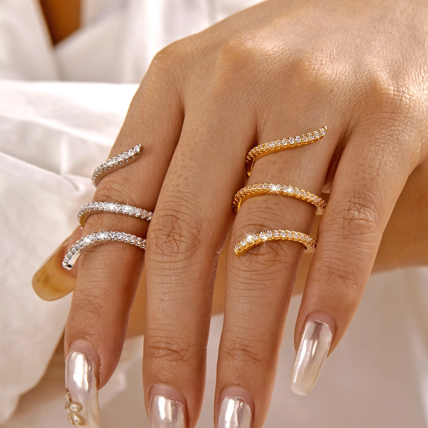 Eleganter geometrischer Rankenring für Damen aus Messing mit Zirkonia, langer Wickelring für Cocktailpartys, Abschlussbälle, romantischer, zarter Schmuck. – Detail 3