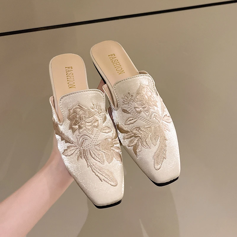 Velour Embroidery Flower Slippers Women Pointed Toe Flats Mules Elegant Ladies House Pantufa Shoes Slip on Slides Femmes Sandals