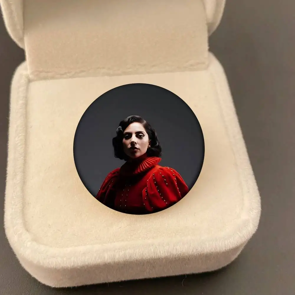 المغني L-سيدة غاغا صفيح لينة زر دبوس بروش شارة معدنية مخصصة مجوهرات اكسسوارات قبعة حقيبة التلبيب