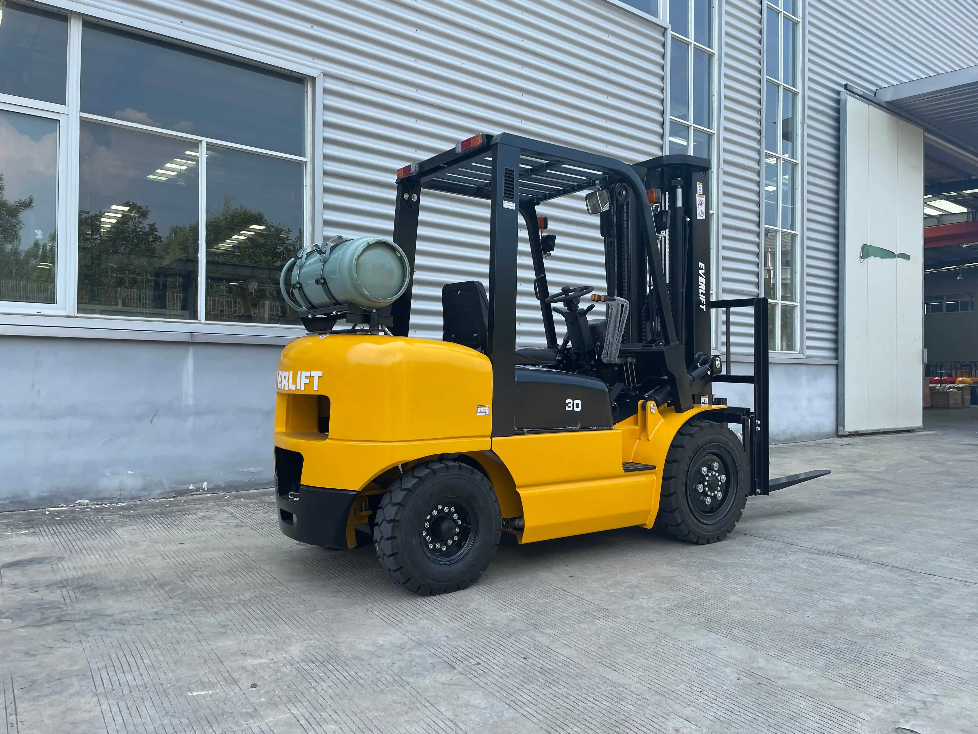 2024 HELI Mini China Forklifts 3 ton to 13 ton Gasoline & LPG Forklift Trucks Manufactured in USA & Europe USA European Markets