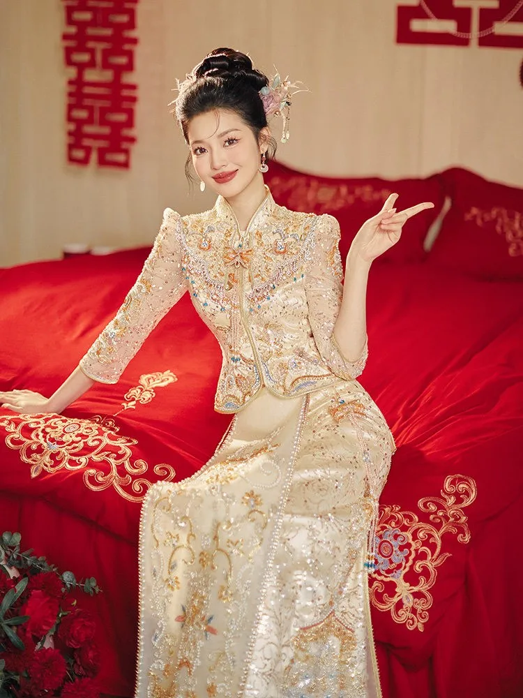 A new thin Chinese-style wedding dress and toasting gown in champagne gold color suitable for individuals