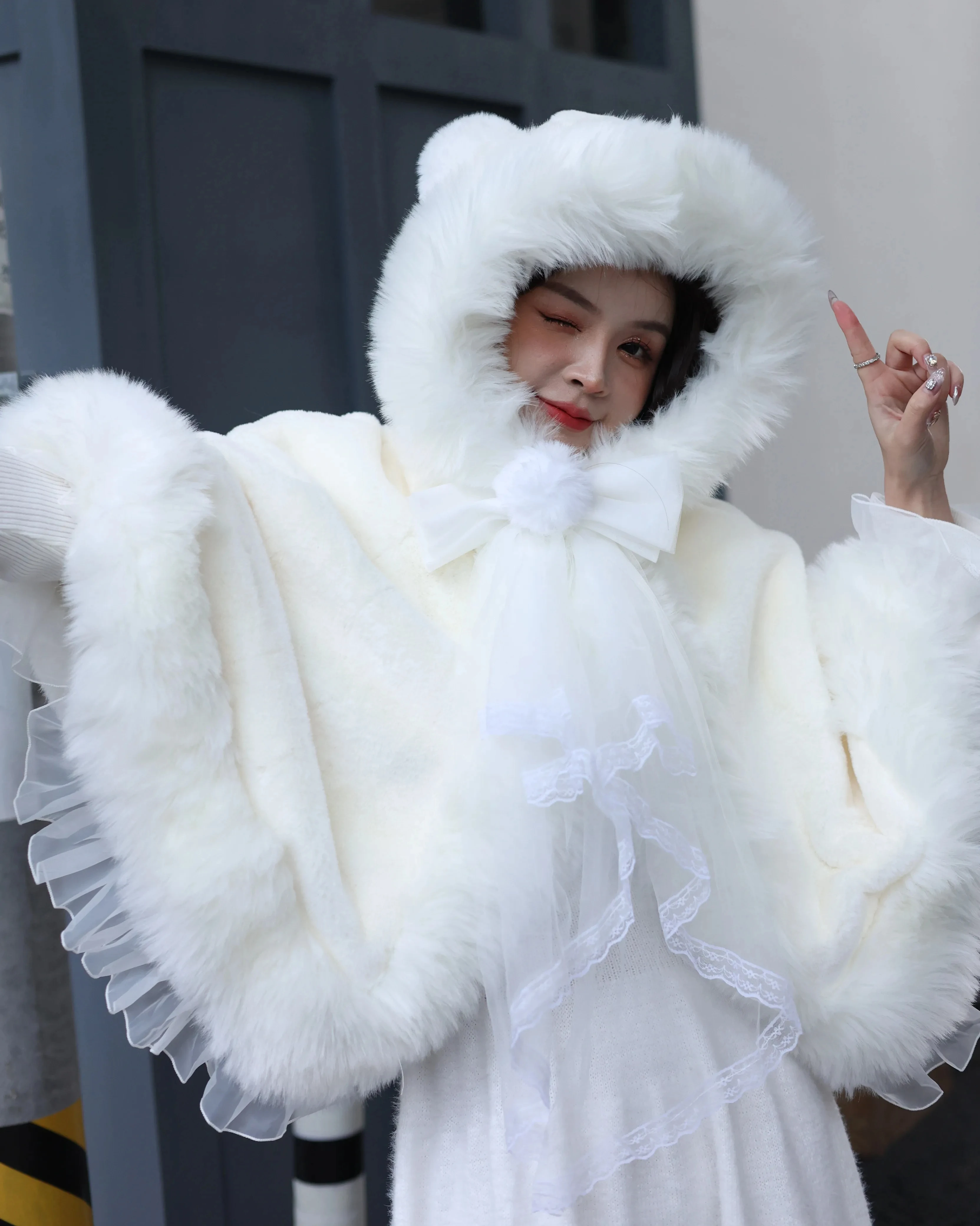 

White Lolita Capes Sweet Girls Bow Lace Stitching Faux Fur Hooded Cloaked Womens Warm and Thickened Plush Ponchos Jackets Winter