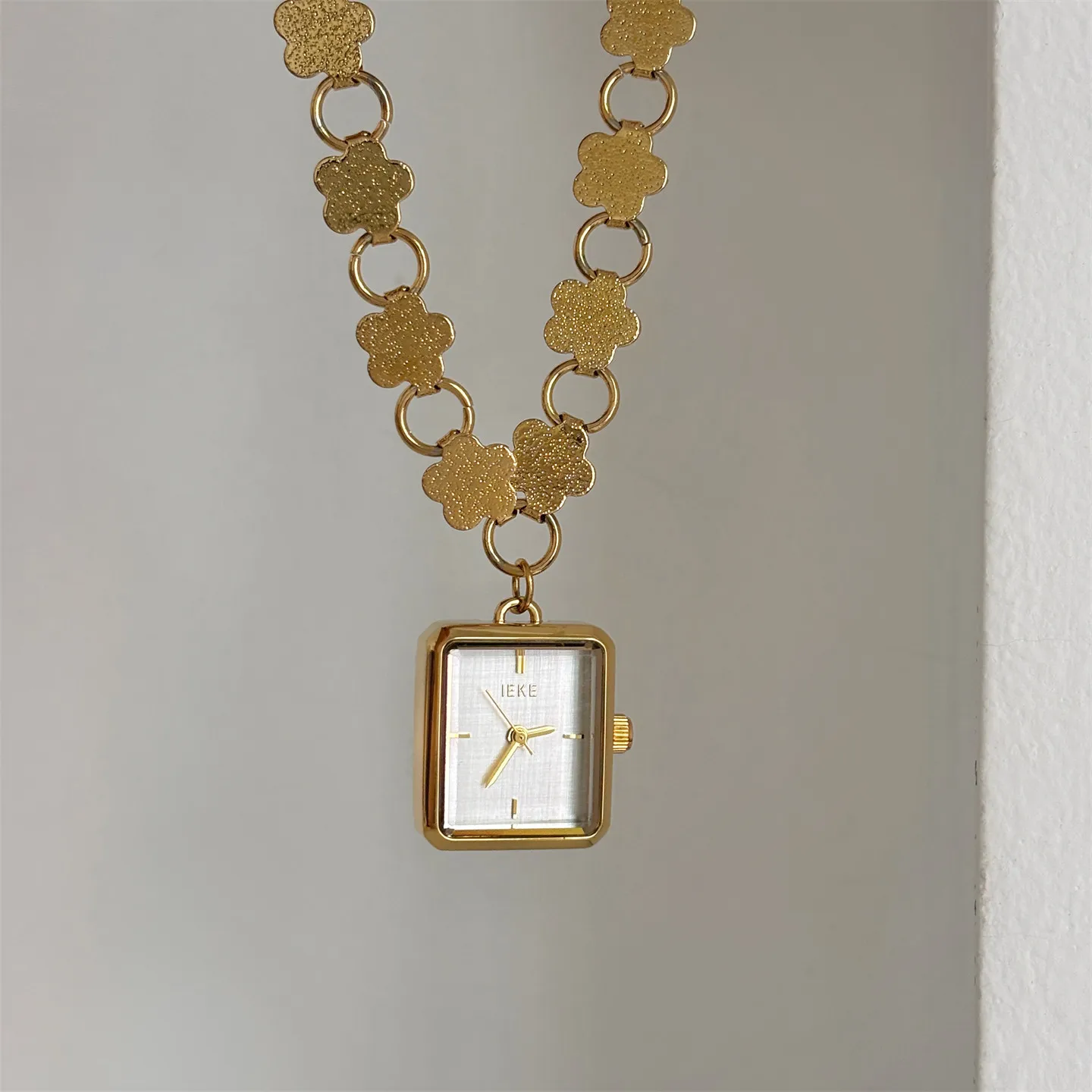 New petal-shaped charm bracelet watch for women, a vintage-inspired, exquisite, versatile, and elegant quartz wristwatch.