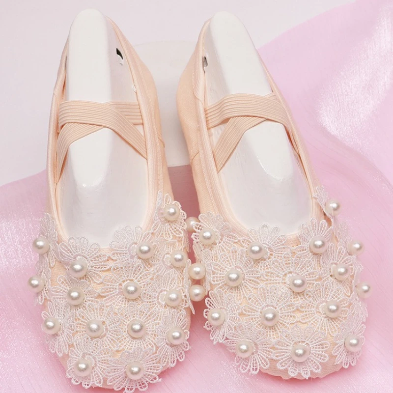 Chaussures de ballet en satin blanc pour dames avec détails en dentelle et perles pour les spectacles de danse