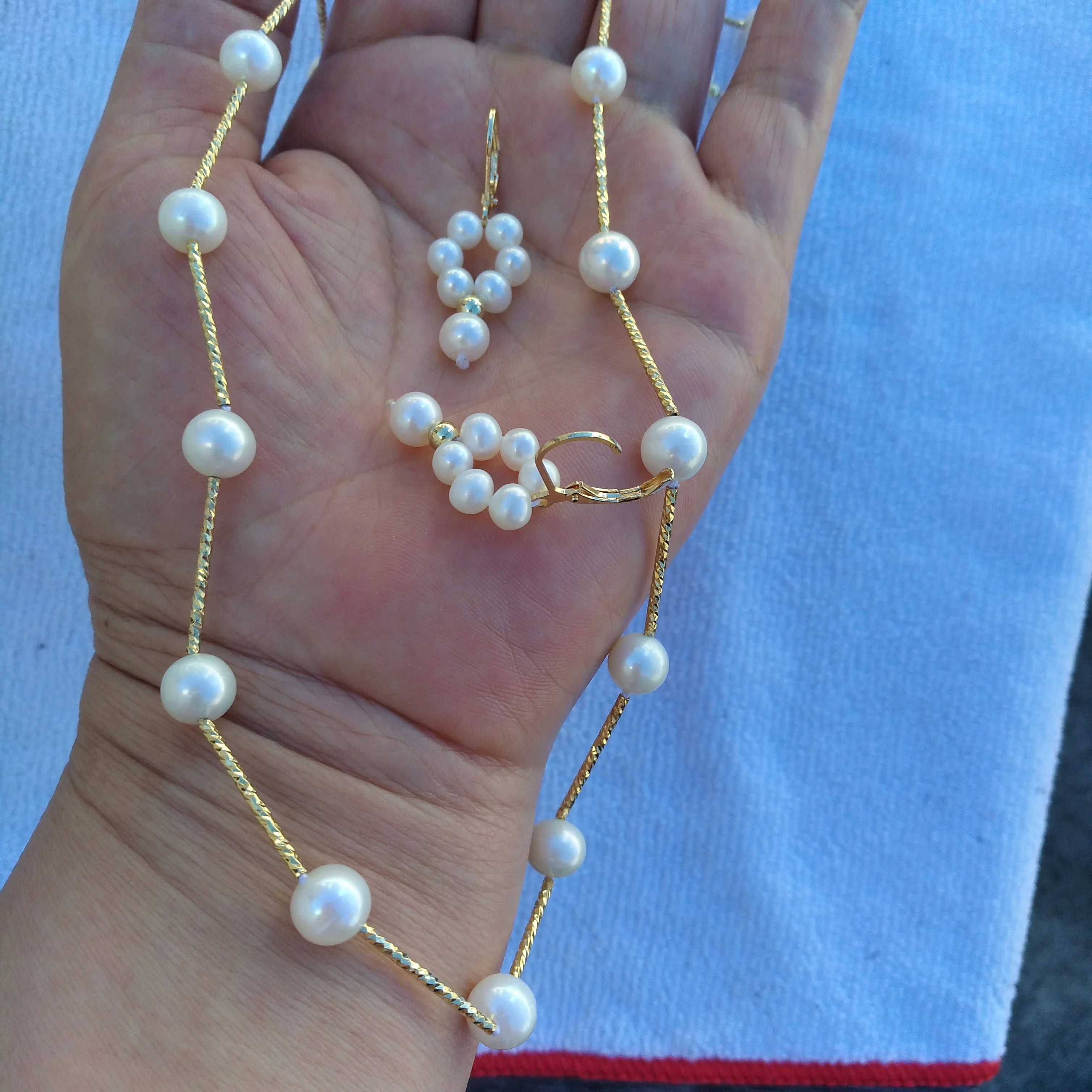 

gorgeous white AAA +south sea mm pearl necklace 18inch + Design Pretty Pearl Earrings Please see more photos with pearl details.