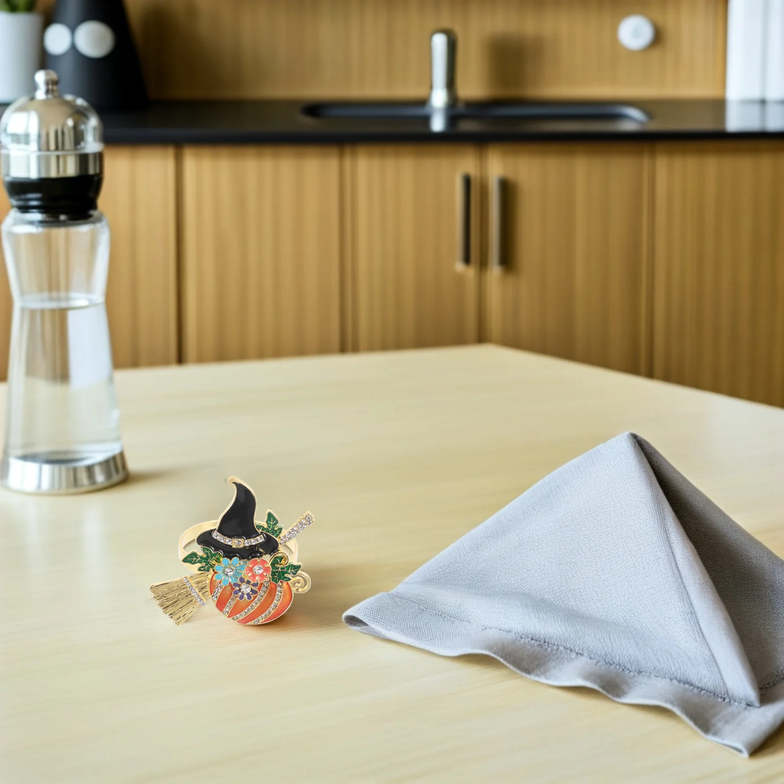 

4Pcs Halloween Napkin Holder Pumpkin Metal Rhinestone Rings Broom Witch Hat Party Dinner Banquet Table Decor Napkin Ring Decor