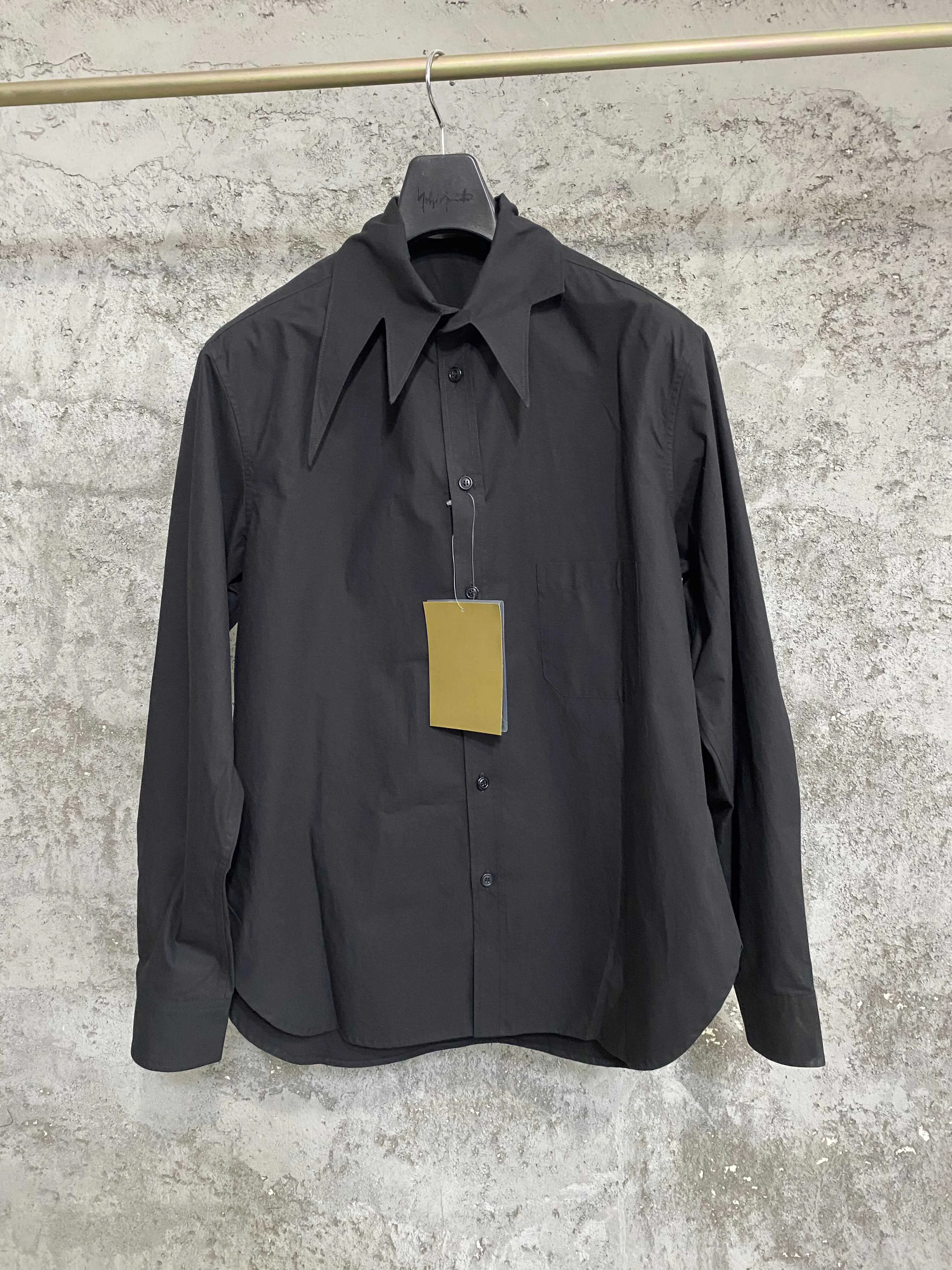Un concepteur indépendant d'une chemise longue à col feuilles foncées