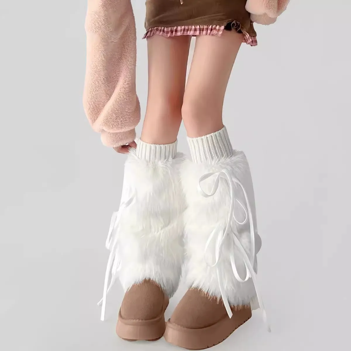Y2k Kunstfell-Beinwärmer für Damen, mit Schnürung und Schleife, flauschige Beinwärmer, Winter-Shopping, Coquette-Stiefelmanschetten, Kawaii-Street-Snap-Beinüberzüge – Detail 4