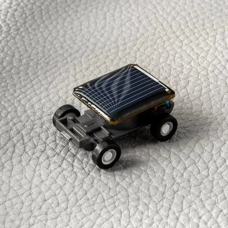 Mini carro de brinquedo movido a energia solar