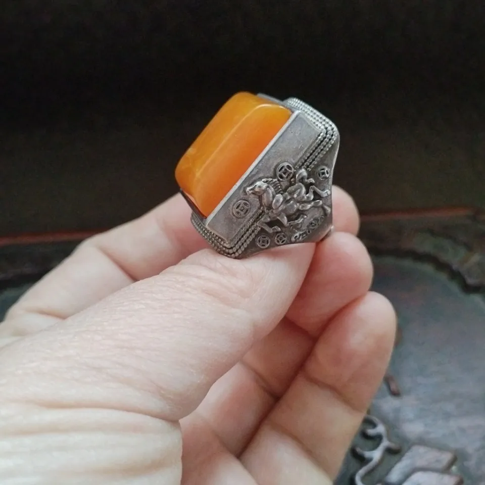 Bague vintage en argent patiné, incrustée d'ambre, motif cheval carré « Succès Immédiat », bague artisanale ancienne