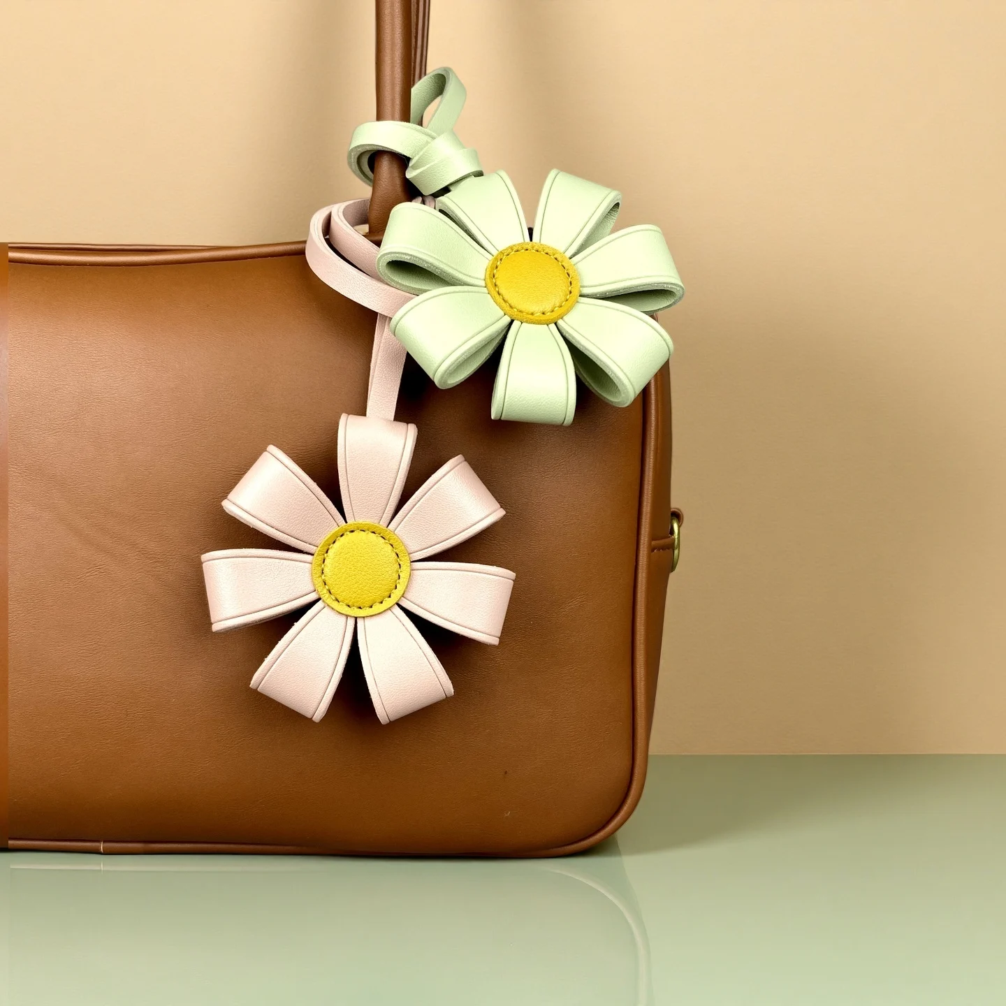 Llavero de girasol de cuero PU grueso, colgante floral 3D voluminoso para bolso, diseño adorable y reconfortante para carteras y mochilas, regalo floral