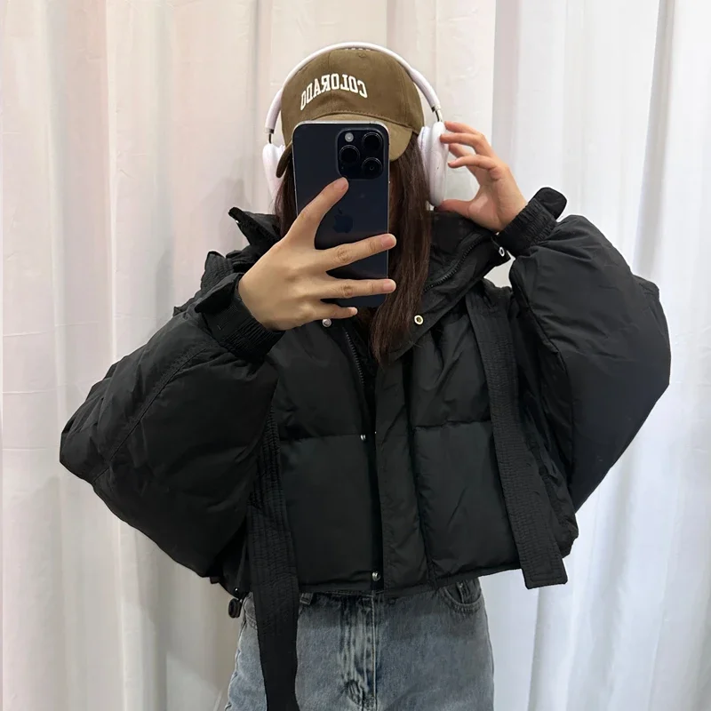 เสื้อแจ็กเก็ตขนเป็ดแบบสั้นสีม่วงมีฮู้ดทรงหลวมสำหรับ2023ฤดูหนาวแขนค้างคาวแบบลำลองเสื้อโค้ทขนเป็ดสีขาวแบบหนาสำหรับผู้หญิง