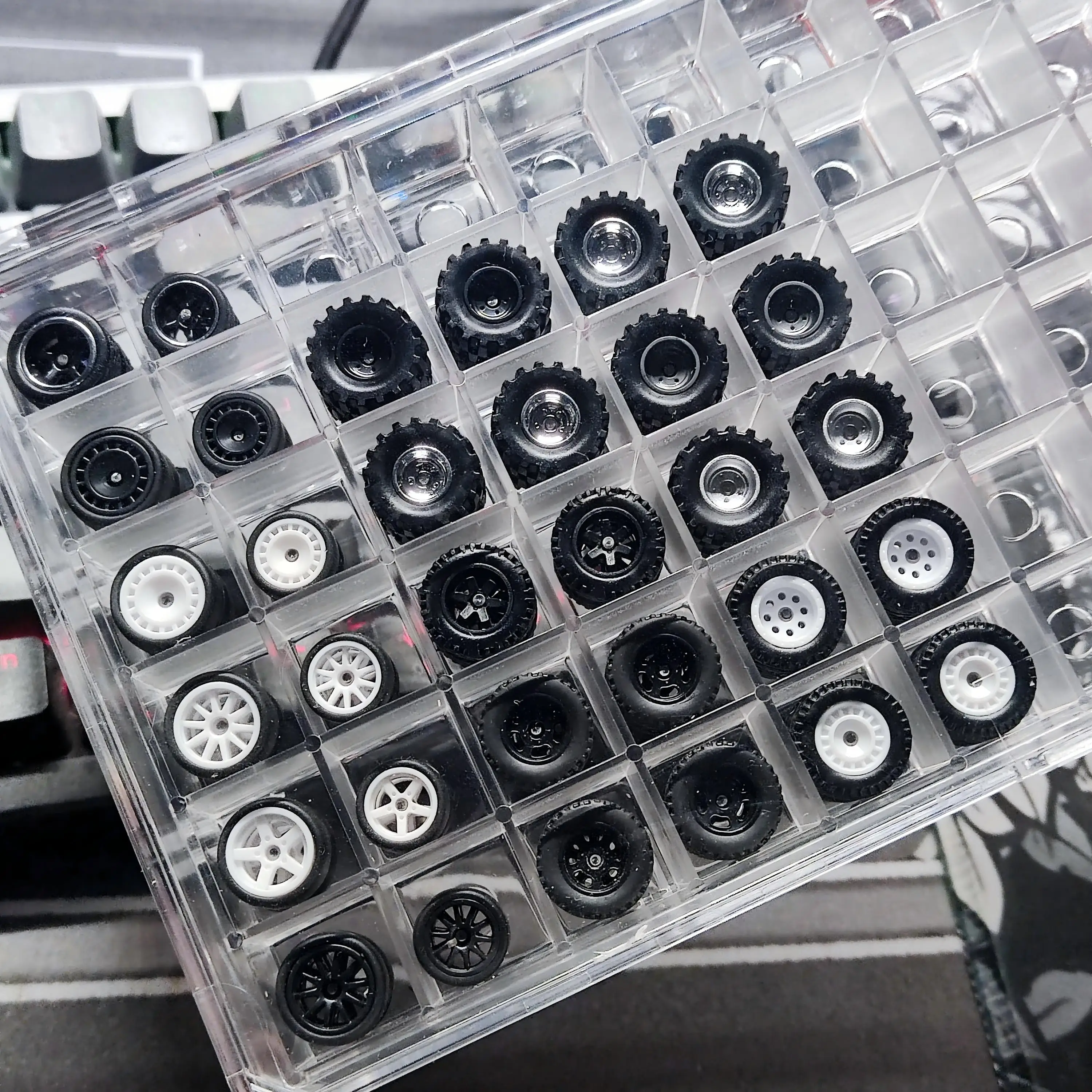 Transparent Multi-Compartment Display Storage Box For 1/64 Model Car Wheel Hubs Hotwheels Matchbox Tomica Hobby Collection