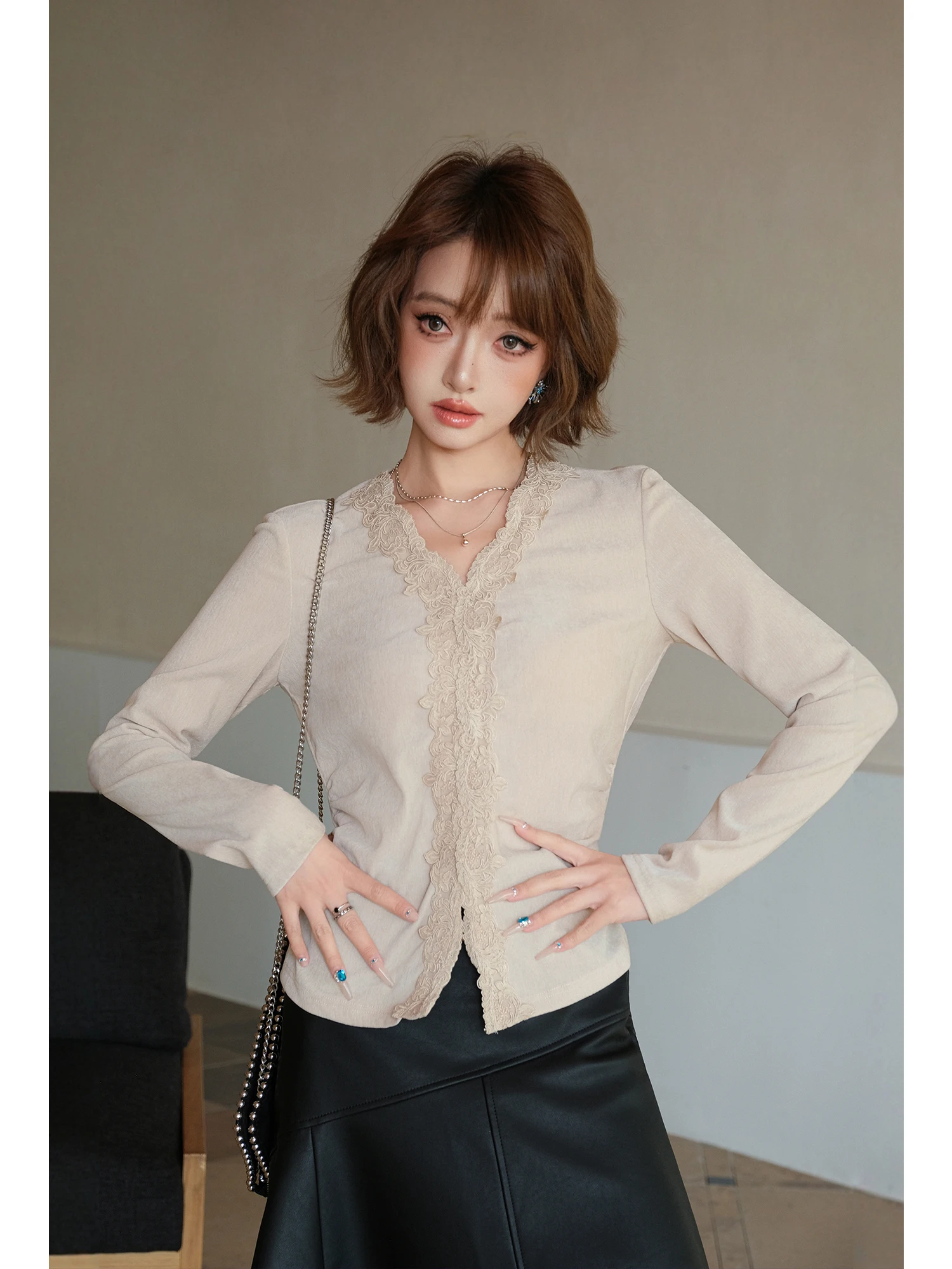 

MIUCO Women's Slim Fit Lace Trim Base irt Versatile V-ne Chenille Waist-cinching Long Sve Inner Wear Top Ele Sle