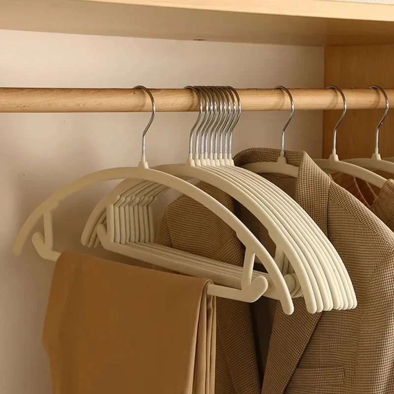 Neue Samt-Kleiderbügel, Rutschfest & Ohne Schulterbuckel, Robuste Verstärkte Kleiderbügel für Zuhause