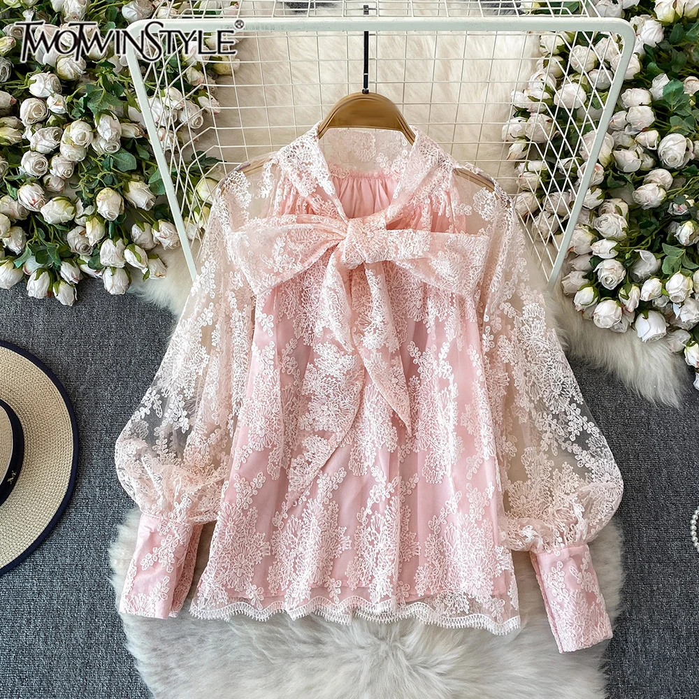 

Женские блузки TWOTWINSTYLE во французском стиле, нежные однотонные кружевные блузки с круглым вырезом, длинным рукавом, весенние свежие рубашки, новинка KBL557834