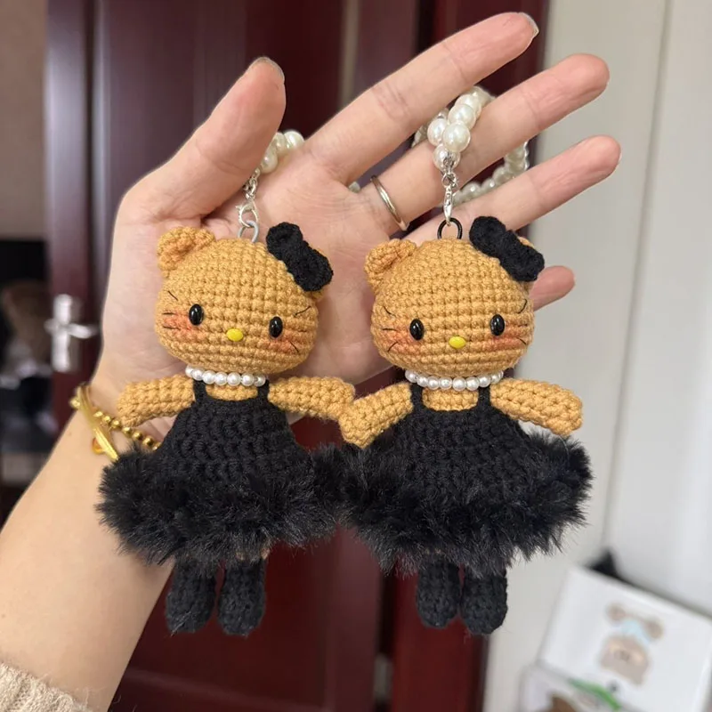 Handgefertigter Häkel-Hello-Kitty-Schlüsselanhänger, schwarzes Kleid, KT-Katzen-Plüschtiere, Mädchen-Rucksack, Dopamin-Puppenanhänger, Anime-Accessoires, Geschenke