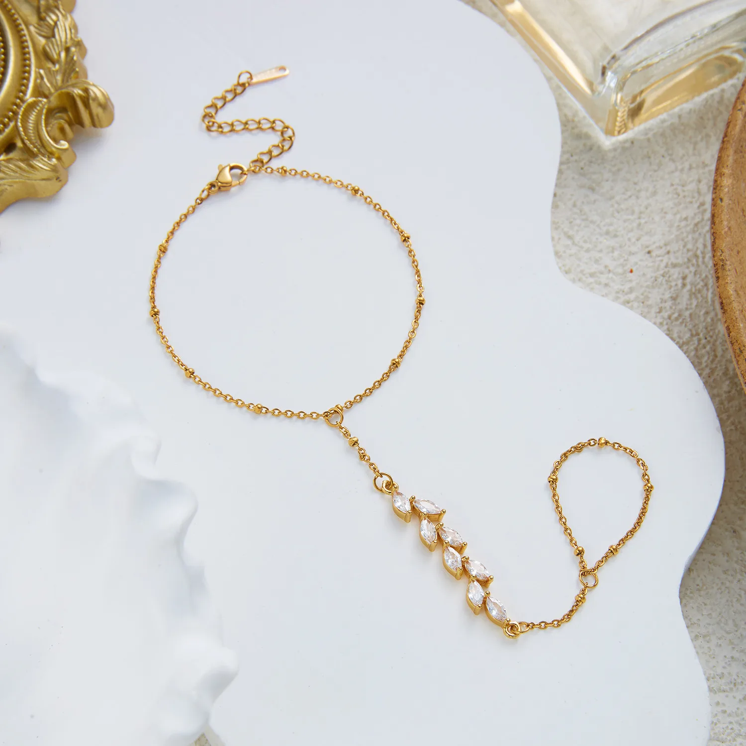 Zierliches Armband mit Zirkonia-Blattanhänger für Damen, vergoldet, aus Edelstahl und Messing, Handkette, Marquise-Schmuck, Geschenk – Detail 7