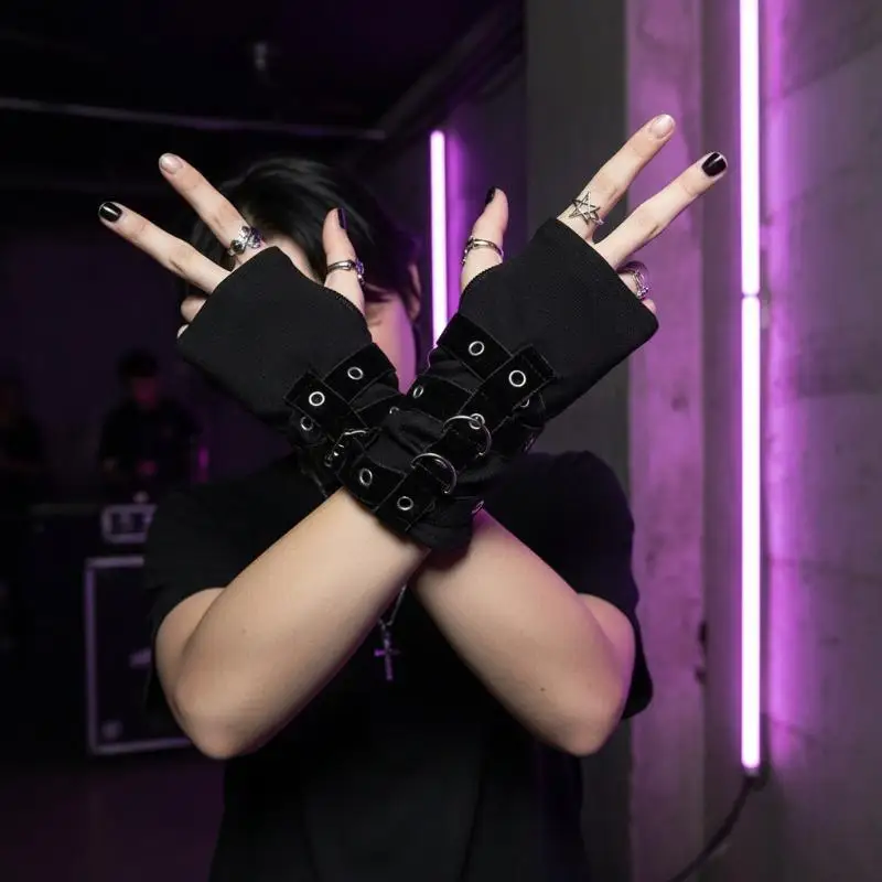 Schwarze, fingerlose Punk-Handschuhe mit silbernen Nieten und verstellbarer Schnalle für Halloween, Cosplay oder Rockpartys. – Detail 1