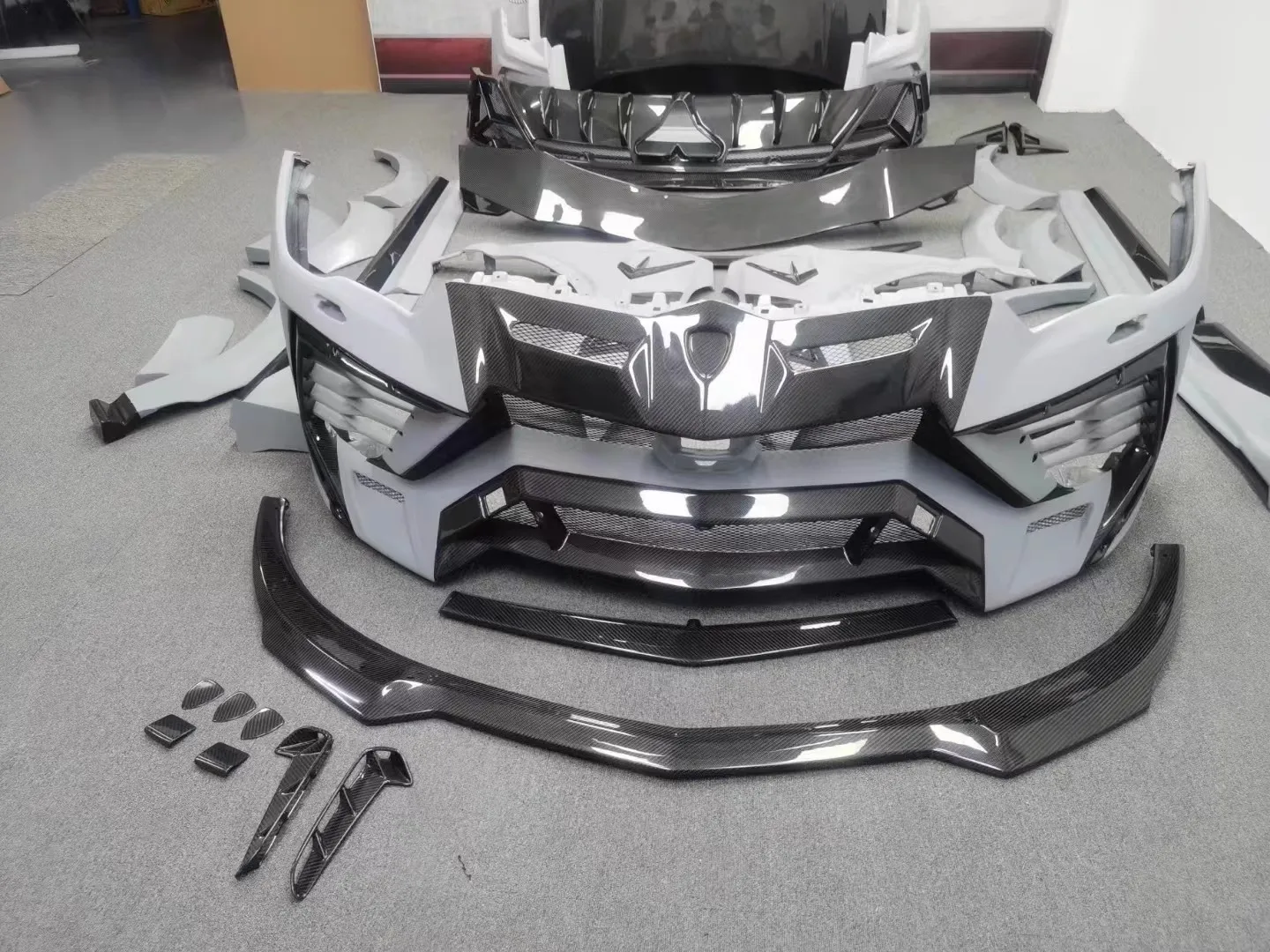 Большой комплект объемного звучания премиум-класса ForLamborghini Urus Modified Mansor со всеми углеродными волокнами