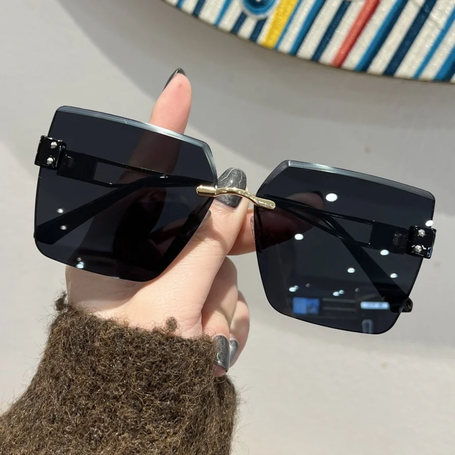 2025 Nuevas gafas de moda para mujer con monturas de metal, aspecto de alta gama, acabado mate, ultraligeras, color negro, estilo callejero, t