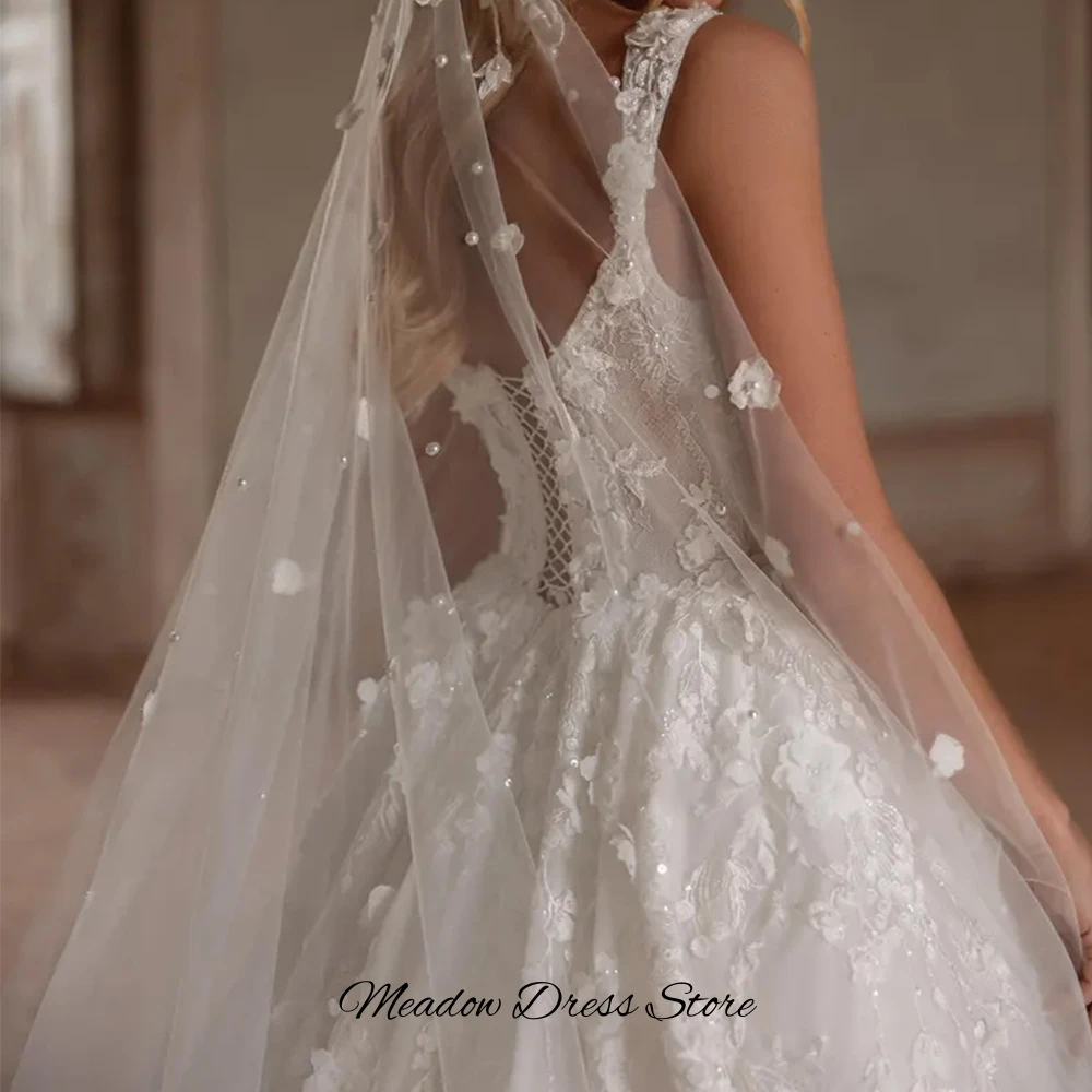 ชุดแต่งงานทรงเอไลน์ผ้าออร์แกนซ่า ดีไซน์หวานแบบไม่มีแขน คอวี แต่งดอกไม้ทำมือ สามารถสั่งตัดได้