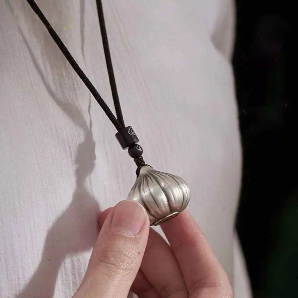 Unique Vintage Style Garlic Pendant Key Rings Rotatable Garlic Circle Charms Silver Necklace Garlic Keychain Women Men
