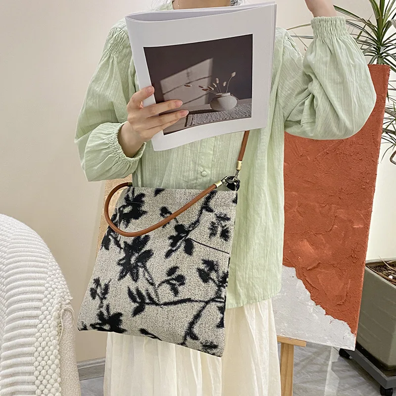 

Women Crossbody Bag Retro Embroidery Pattern Pu Leather Tote Bag Large Capacity Chinese Style Shoulder Bag Fashion Daily Handbag