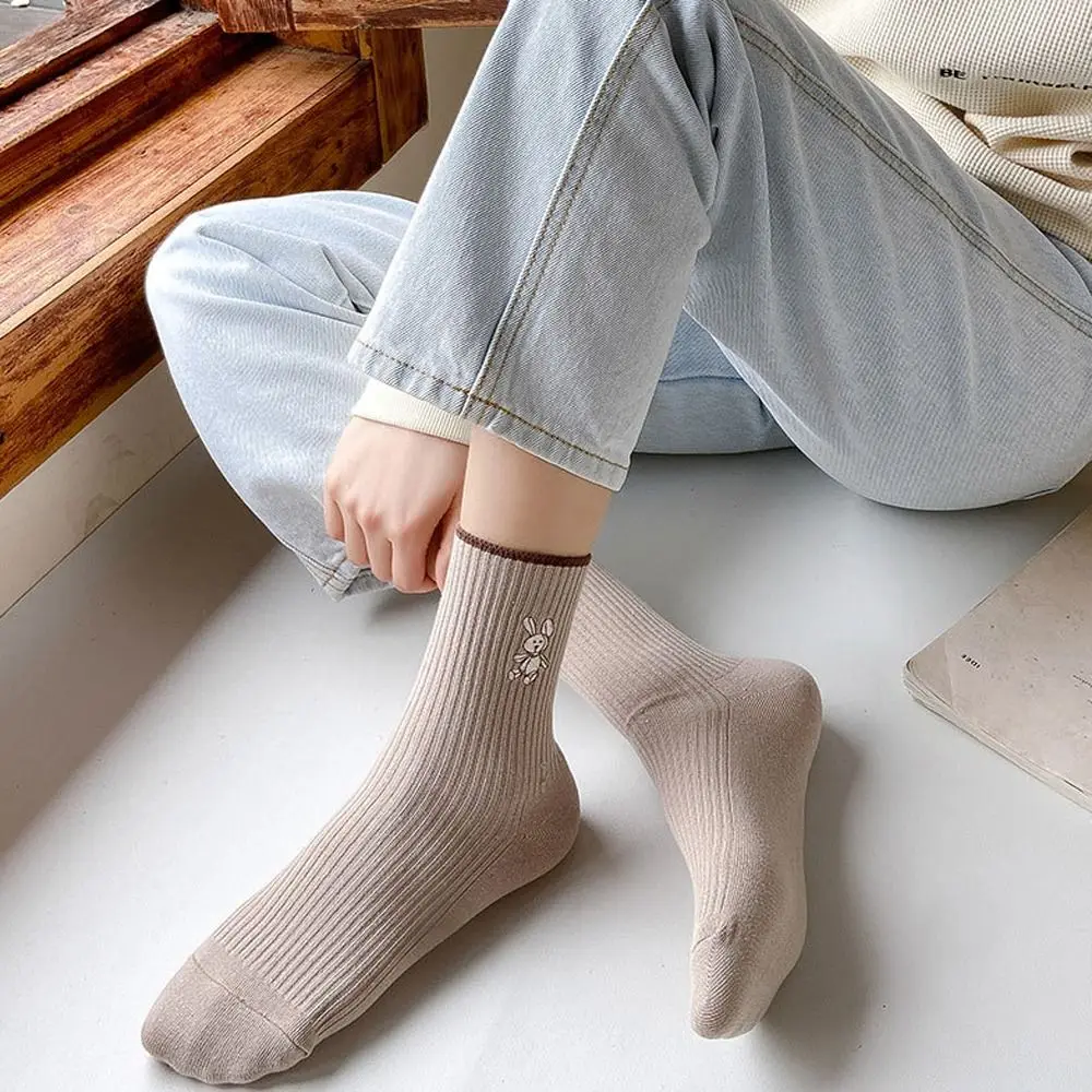 Schweißabsorption Kaninchen Stickmuster Damen Baumwollsocken Atmungsaktive bequeme Freizeitsocken Niedliche Mittelrohrsocken