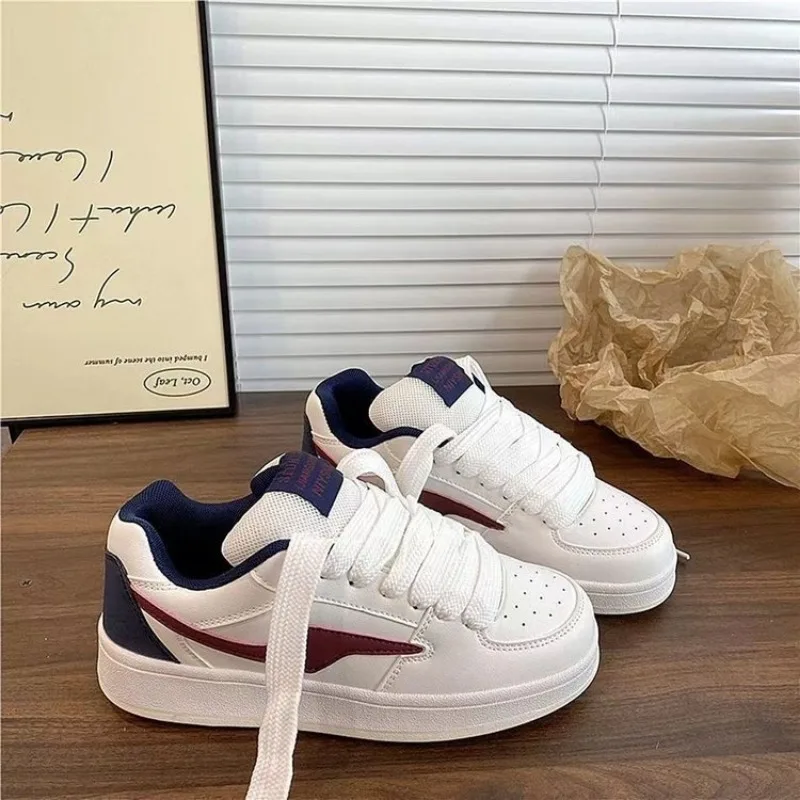 

2025 новые женские летние повседневные маленькие белые туфли, универсальные туфли на платформе для повседневного ношения