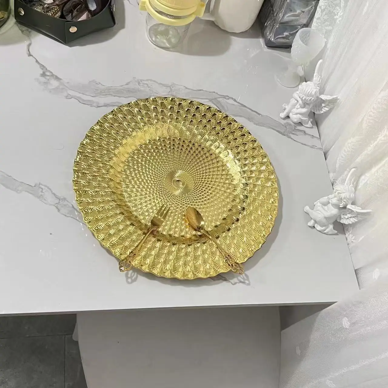 China Factory Sale Tableware Hotel Restaurants Home Decoration Gold Rims Bursting Plates for Wedding Decoration Charger Plate