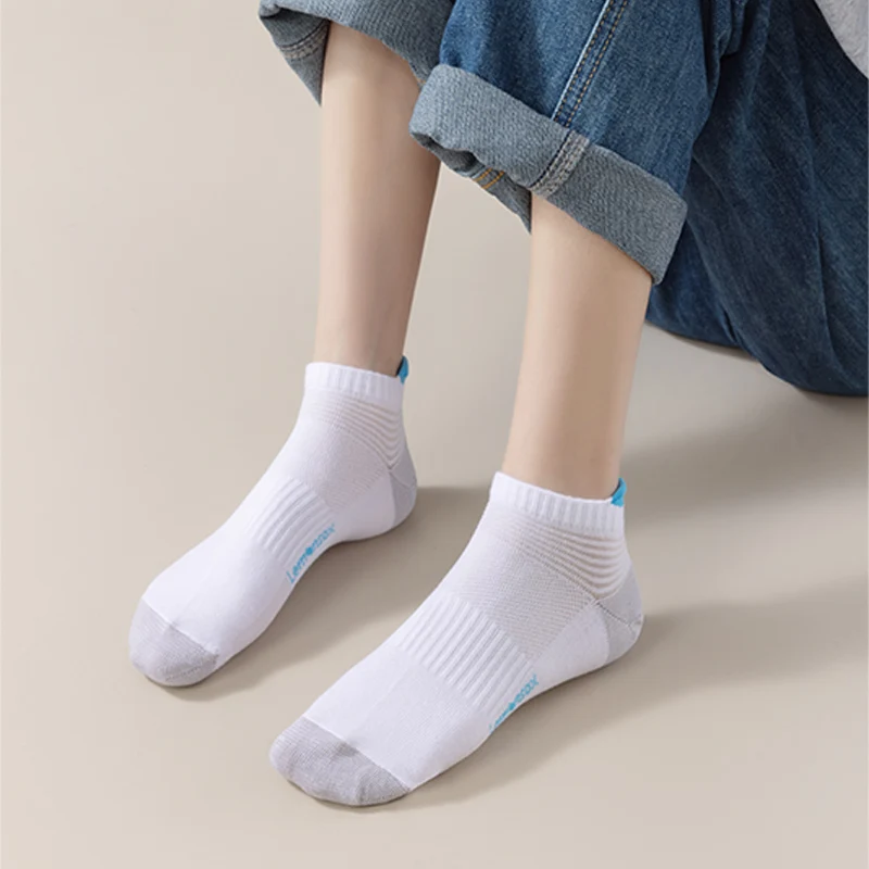 

Мужские простые и универсальные спортивные короткие носки на четыре сезона, мягкие, удобные и дышащие, три пары в комплекте.