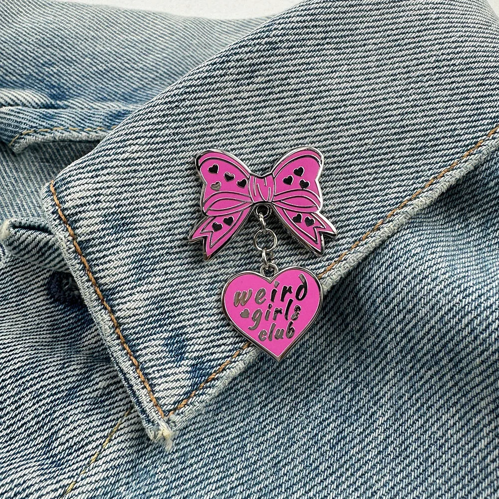 Rosa Schleifenbrosche Weird Girls Club Herzanhänger Abzeichen Kleidung Tasche Anstecknadel Accessoires Niedliche Einzigartige Geschenke – Detail 7