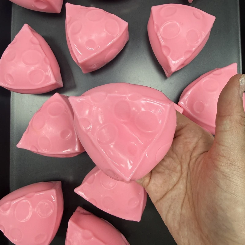 Rosa Käse-Stressball Knuspriger Quetschball Weiches Spielzeug Runde Blöcke Gefülltes Fidget-Spielzeug ASMR Sensorisches Anti-Stress-Spielzeug – Detail 2