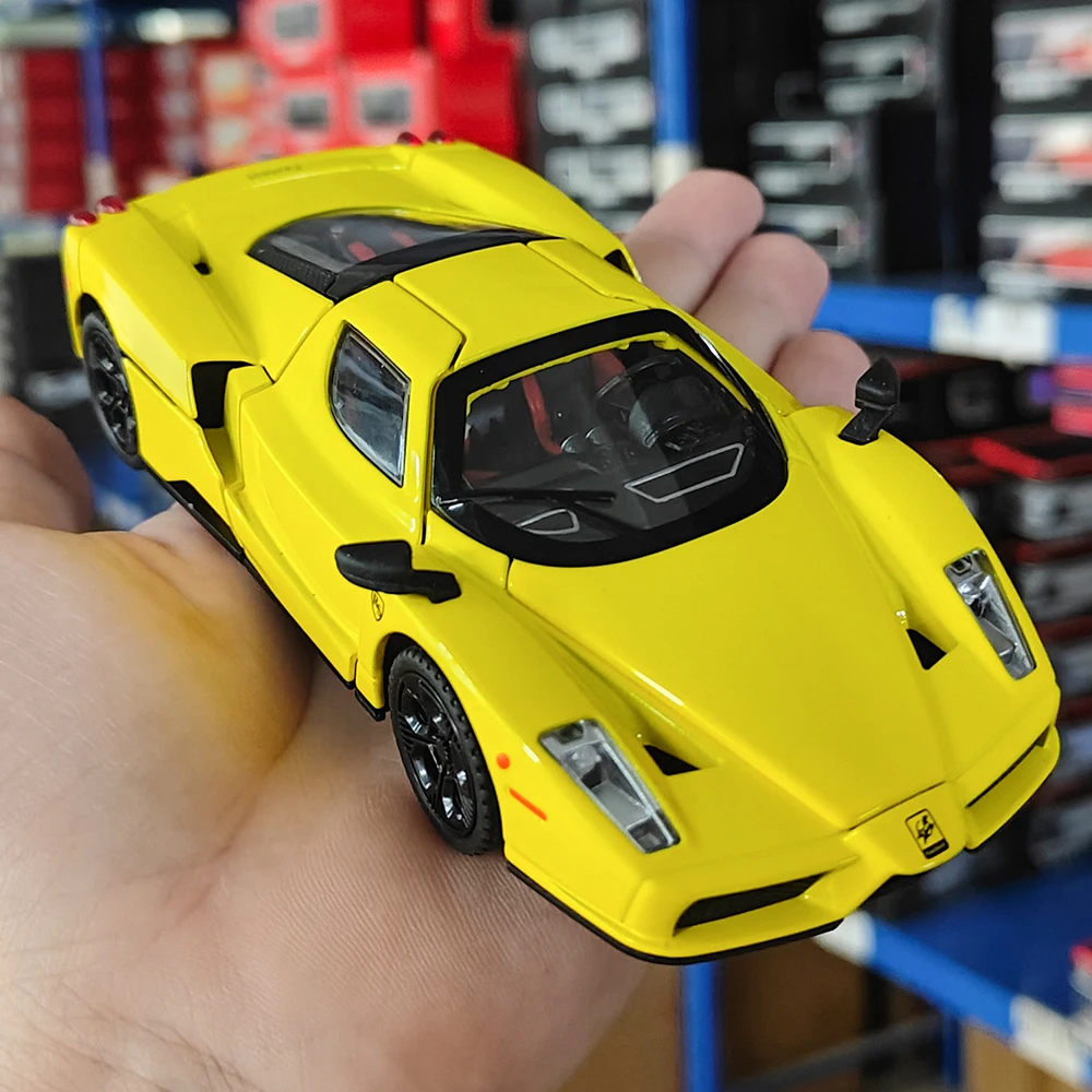 

1:32 Enzo модель спортивного автомобиля, литая под давлением металлическая игрушка, звук и свет, детские игрушки, коллекционный орнамент, подарок для детей