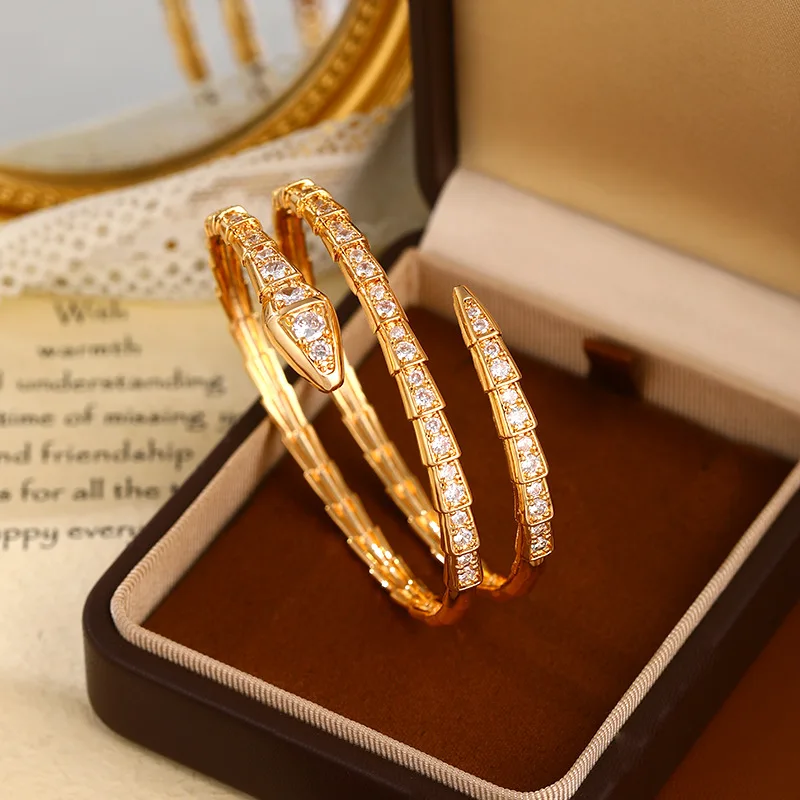 

Женский браслет с плотностью украшением, новая модель 2026, покрытый сверкающими камнями, золотистый тон, достаточный вес