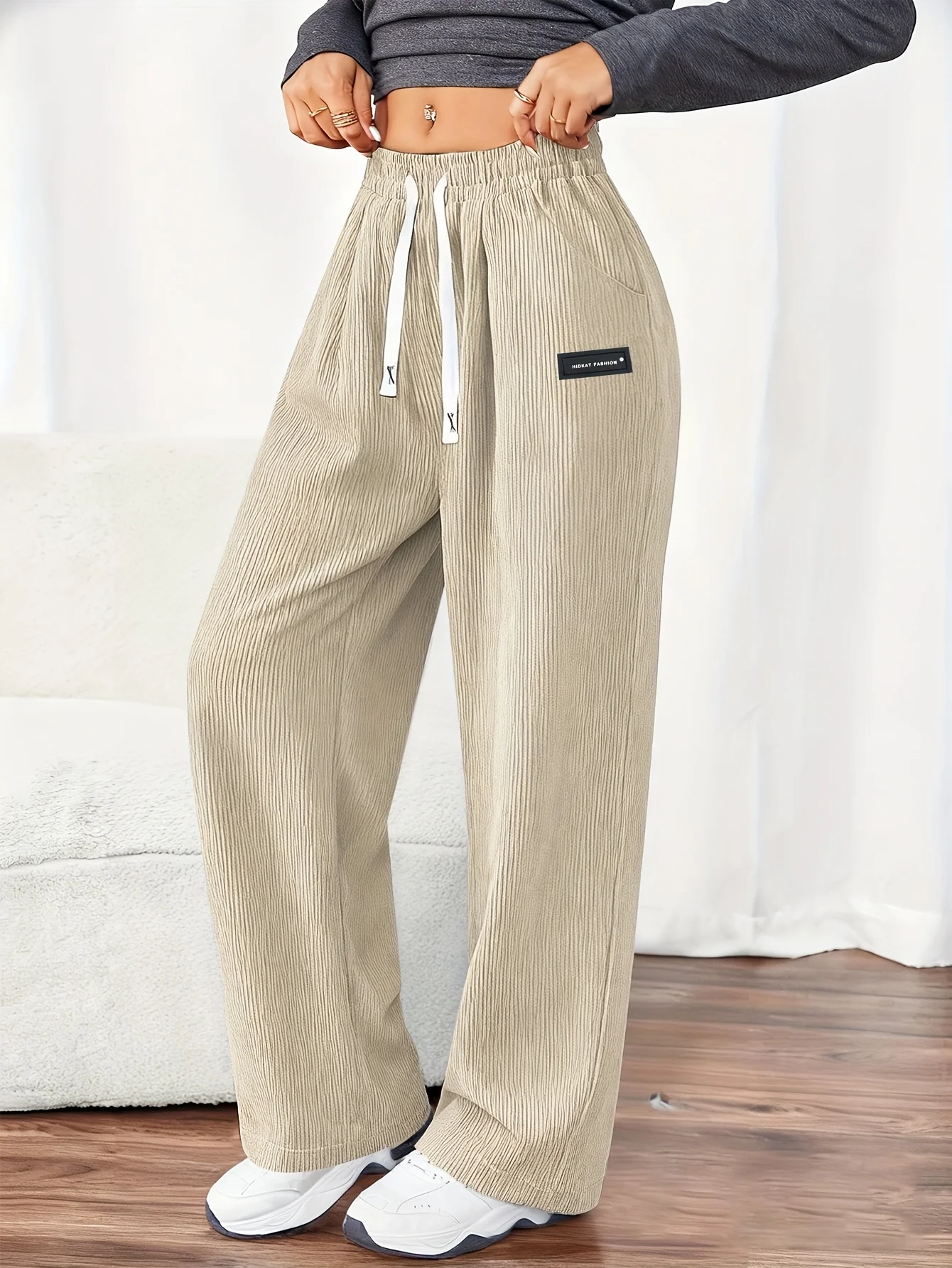 

Женские вельветовые брюки-джоггеры — мягкие и удобные прямые брюки с завязками на талии и боковыми карманами