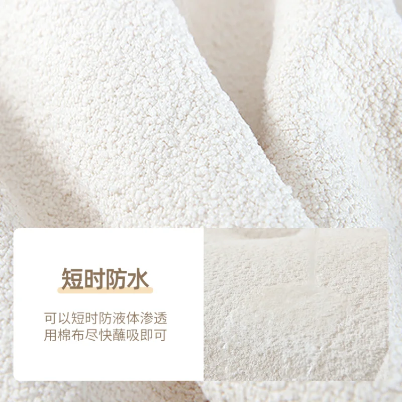 أريكة منتفخة من جلد الغنم الفرنسي الأنيق لغرفة المعيشة الحديثة الصغيرة مع تصميم بسيط وأثاث مستقيم لتخطيط ثلاثة أشخاص