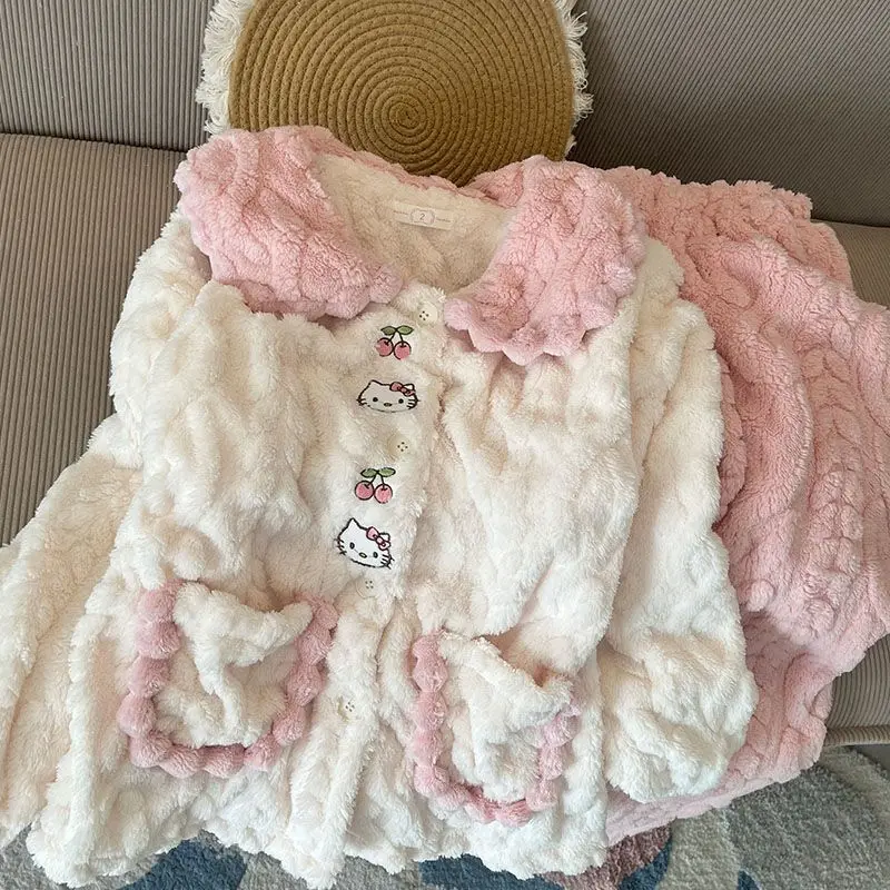 ชุดนอนเด็กผู้หญิง คอปกตุ๊กตา สีแอปริคอต ลายเฮลโลคิตตี้ ผ้ากำมะหยี่คอรัล หนานุ่ม แขนยาว กางเกงขายาว ชุดลำลองใส่ในบ้าน