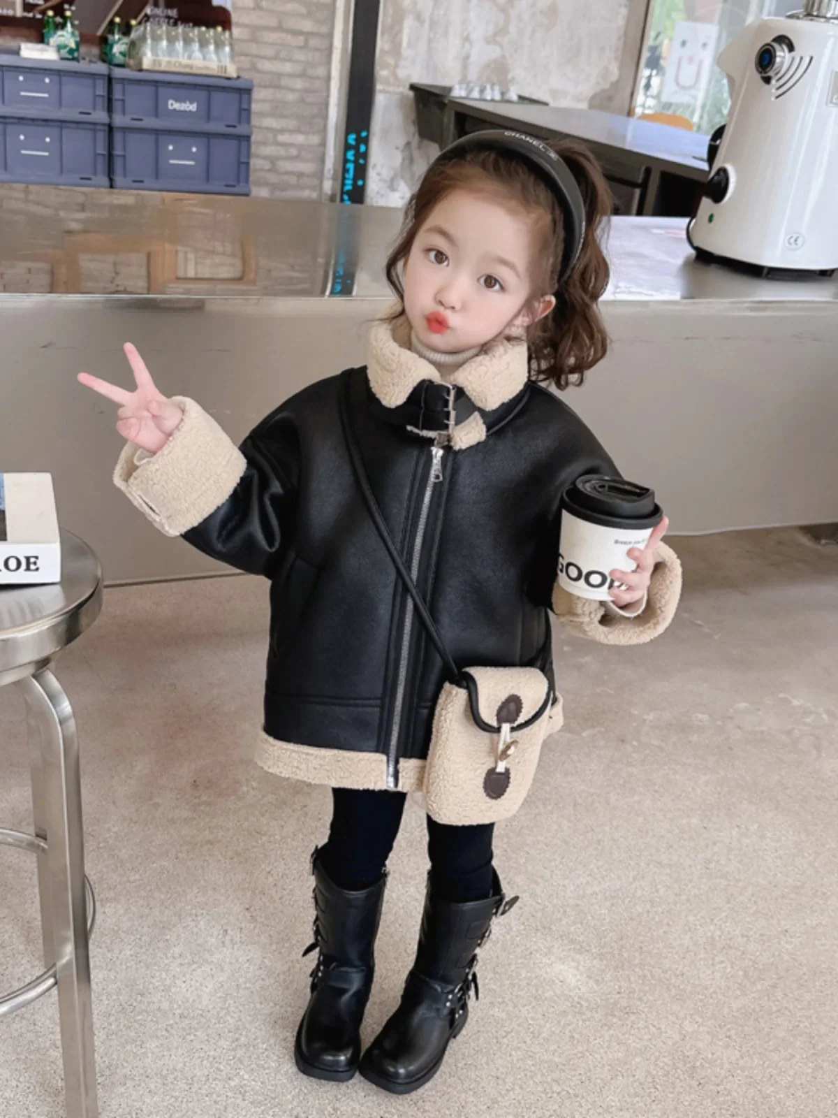 Girls' Winter Thickened Velvet Leather Coat Mid-length 2023 New Winter Children's Fashion Warm Motorcycle Jacket with Small Bag