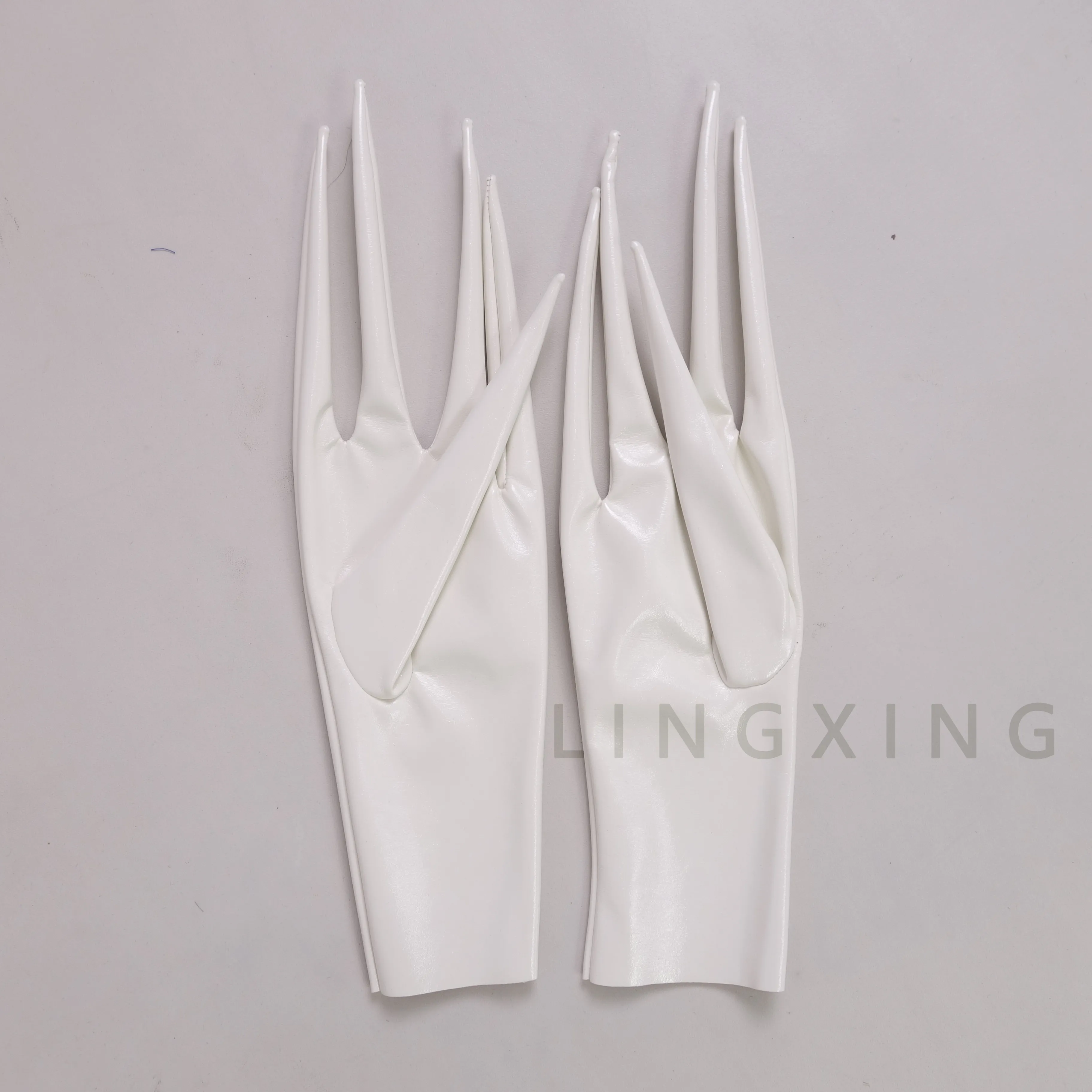 35 cm 14 Zoll spitze Fingerhandschuhe aus patentiertem Kunstleder PU mit langen Spikes an den Schultern, Armwärmer, glänzend schwarz, Pfoten-Drachenknöchel-Design – Detail 22