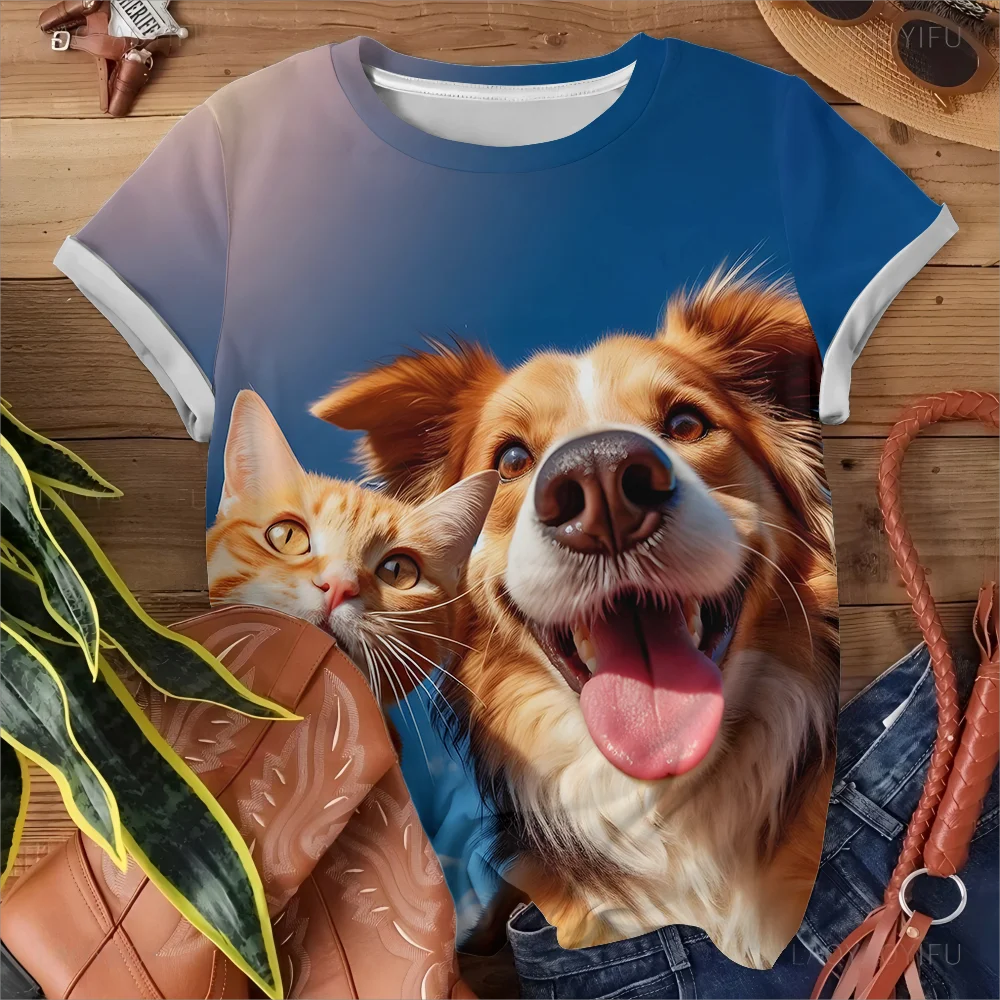 Camiseta de mujer azul con estampado de perro y gato juguetón, tema informal, moda cómoda, manga corta azul de verano