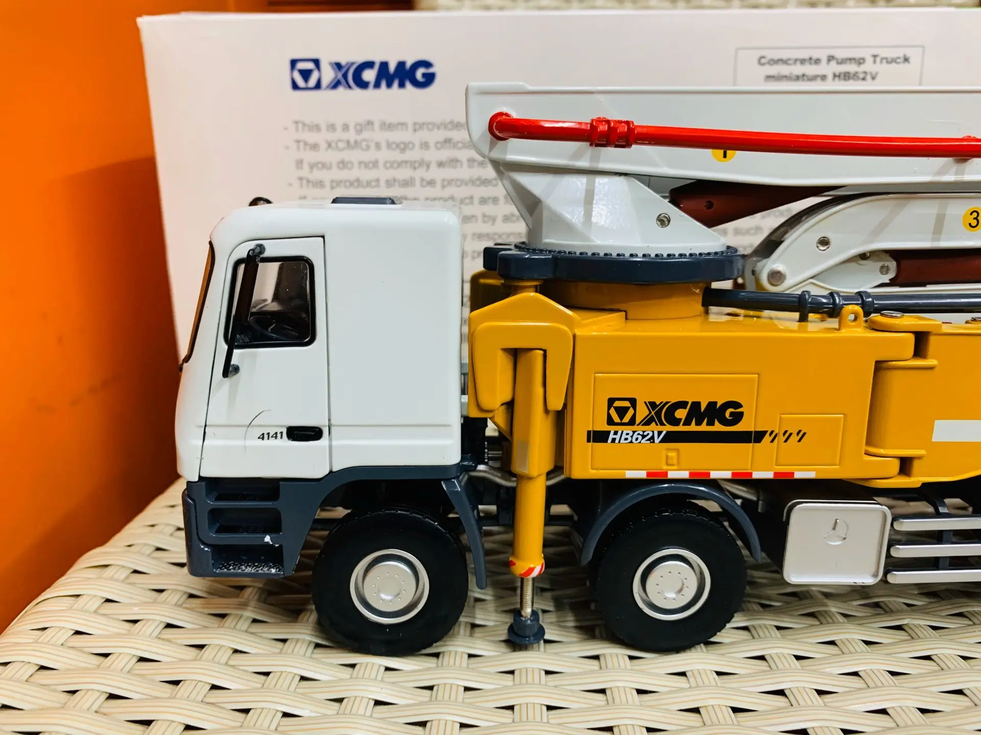 XCMG Schwing Concrete Pump Truck Miniature HB62V-7X 1/35 Scale Die-Cast Model New in Original Box