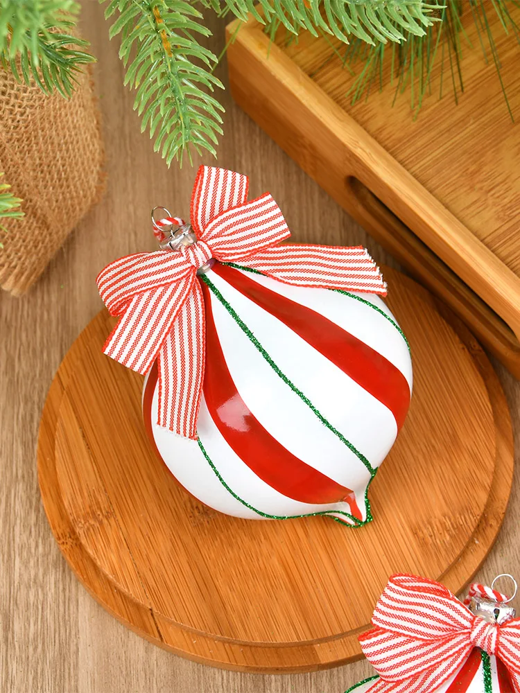 Creative design of red and white onions for Christmas decorations